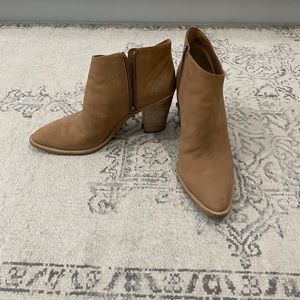 Vince Easton tan nubuck leather ankle boots size 8.5